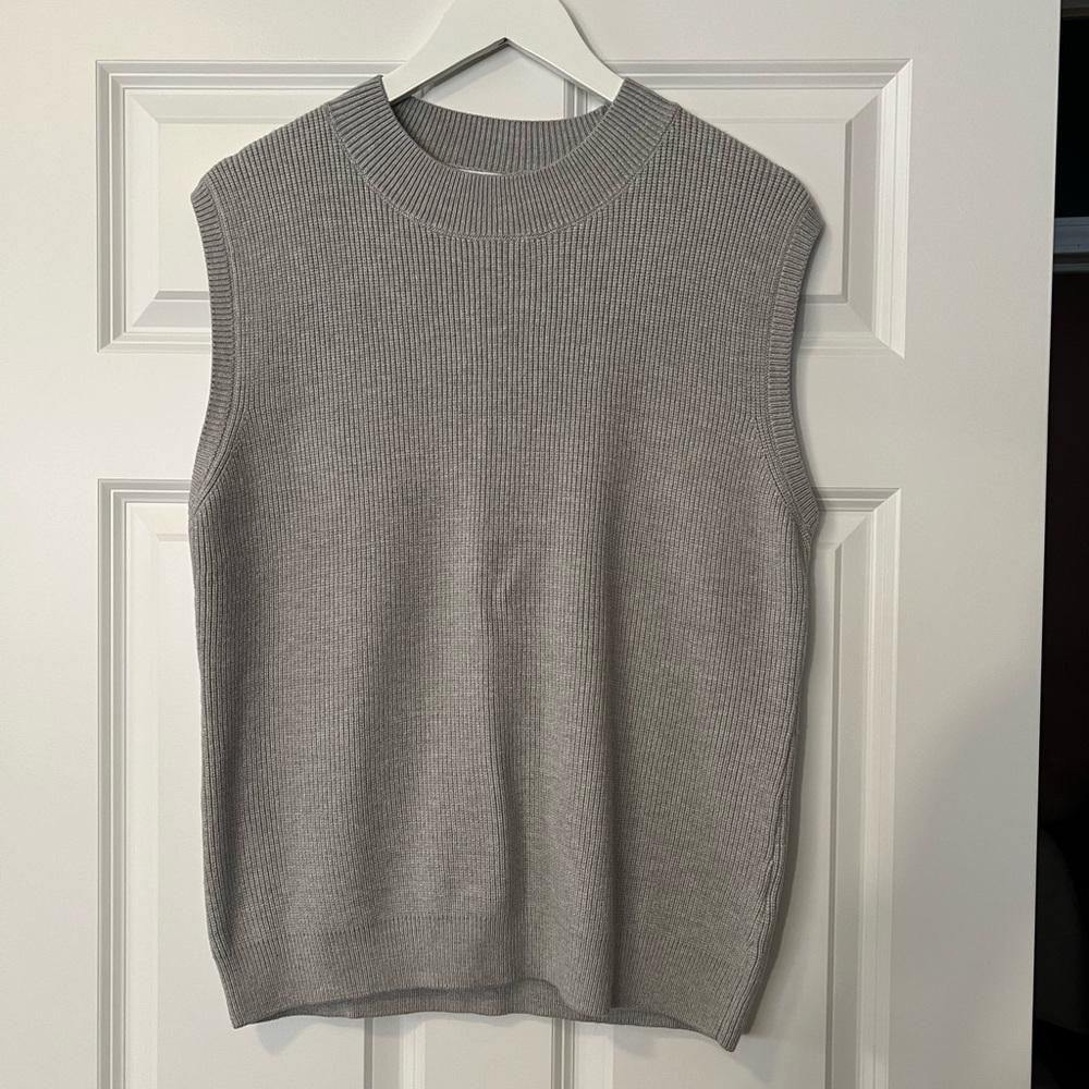 Women’s‎ Amazon gray sleeveless knit sweater top. NEW!